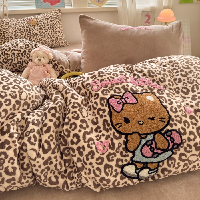 91家纺网 家纺一手货源 找家纺 贝扬思家纺 2025新款高克重牛奶绒可爱系卡通毛巾绣四件套系列-小红书推荐 咖豹黑皮