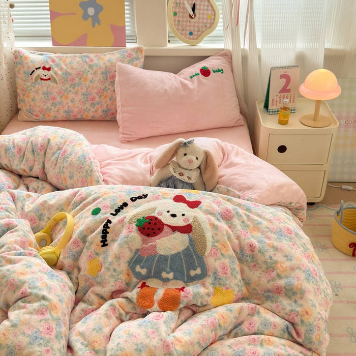 91家纺网 家纺一手货源 找家纺 贝扬思家纺 2025新款高克重牛奶绒可爱系卡通毛巾绣四件套系列-小红书推荐 蜜桃奶兔