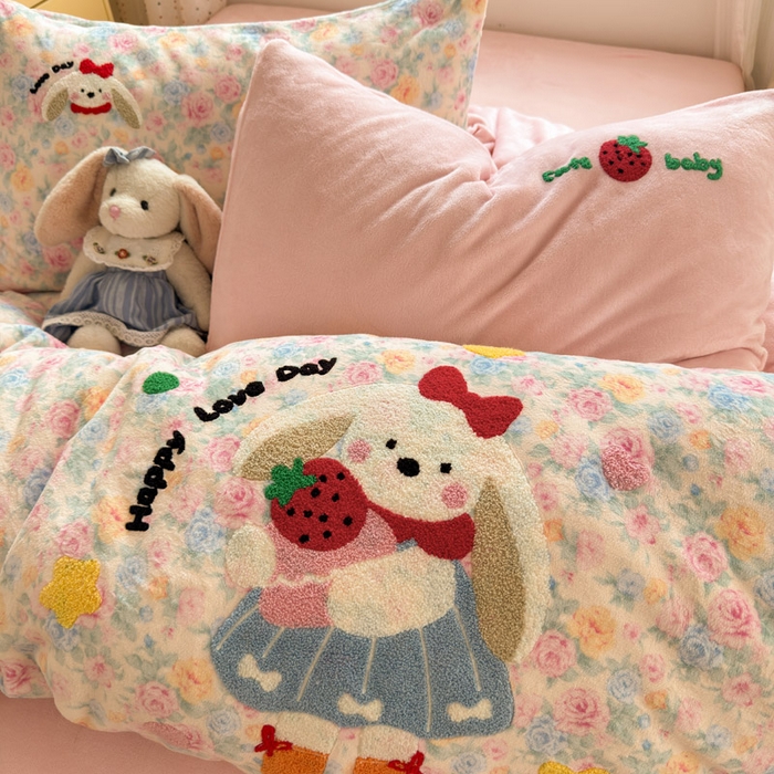 91家纺网 家纺一手货源 找家纺 贝扬思家纺 2025新款高克重牛奶绒可爱系卡通毛巾绣四件套系列-小红书推荐 蜜桃奶兔