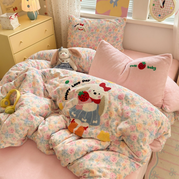 91家纺网 家纺一手货源 找家纺 贝扬思家纺 2025新款高克重牛奶绒可爱系卡通毛巾绣四件套系列-小红书推荐 蜜桃奶兔