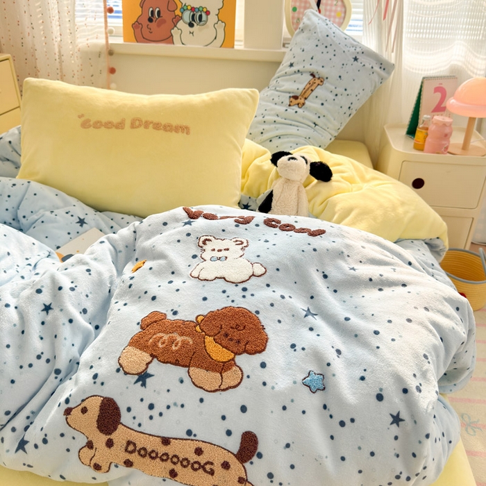 91家纺网 家纺一手货源 找家纺 贝扬思家纺 2025新款高克重牛奶绒可爱系卡通毛巾绣四件套系列-小红书推荐 腊肠小狗