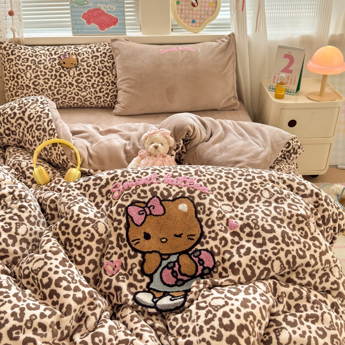 91家纺网 家纺一手货源 找家纺 贝扬思家纺 2025新款高克重牛奶绒可爱系卡通毛巾绣四件套系列-小红书推荐 咖豹黑皮