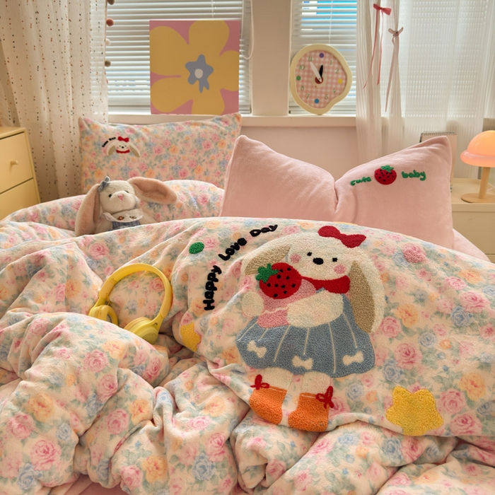 91家纺网 家纺一手货源 找家纺 贝扬思家纺 2025新款高克重牛奶绒可爱系卡通毛巾绣四件套系列-小红书推荐 蜜桃奶兔