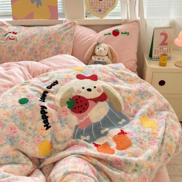 91家纺网 家纺一手货源 找家纺 贝扬思家纺 2025新款高克重牛奶绒可爱系卡通毛巾绣四件套系列-小红书推荐 蜜桃奶兔