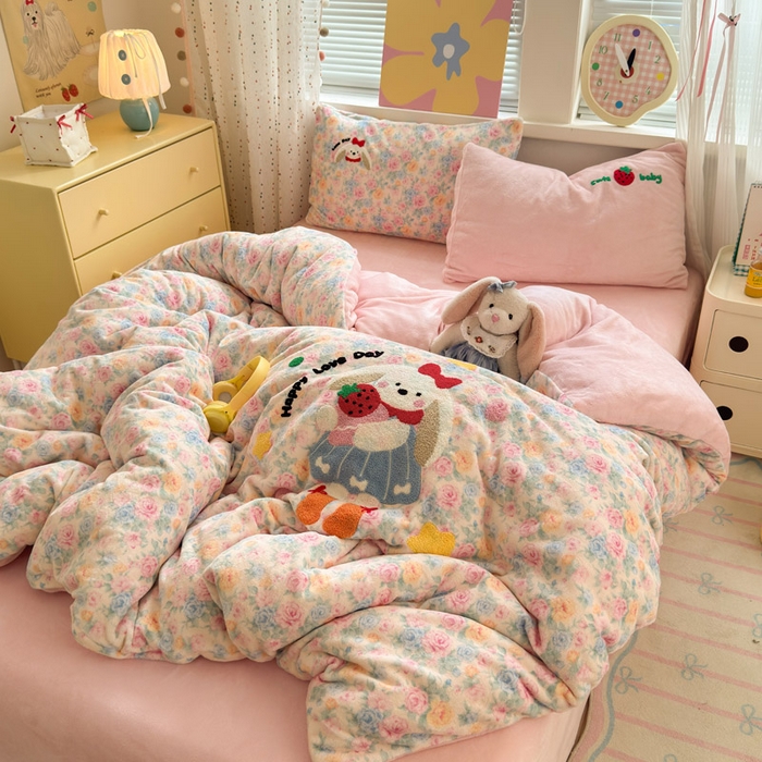 91家纺网 家纺一手货源 找家纺 贝扬思家纺 2025新款高克重牛奶绒可爱系卡通毛巾绣四件套系列-小红书推荐 蜜桃奶兔