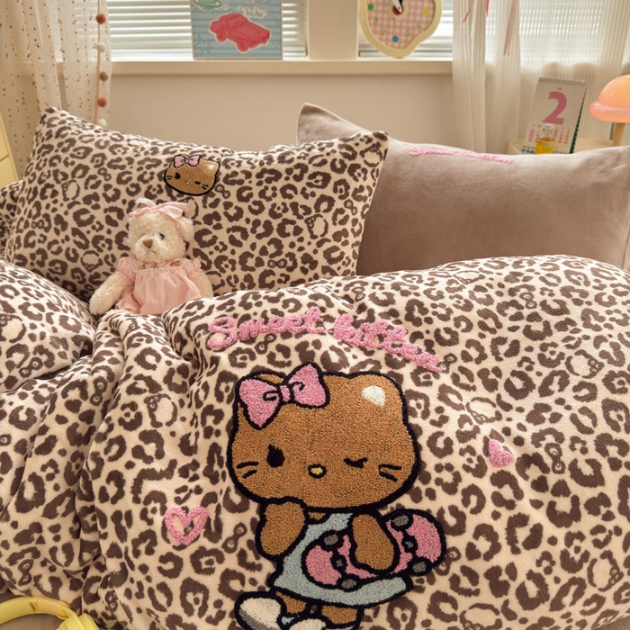 91家纺网 家纺一手货源 找家纺 贝扬思家纺 2025新款高克重牛奶绒可爱系卡通毛巾绣四件套系列-小红书推荐 咖豹黑皮