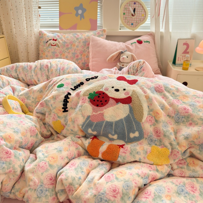 91家纺网 家纺一手货源 找家纺 贝扬思家纺 2025新款高克重牛奶绒可爱系卡通毛巾绣四件套系列-小红书推荐 蜜桃奶兔