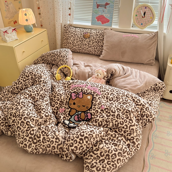 91家纺网 家纺一手货源 找家纺 贝扬思家纺 2025新款高克重牛奶绒可爱系卡通毛巾绣四件套系列-小红书推荐 咖豹黑皮