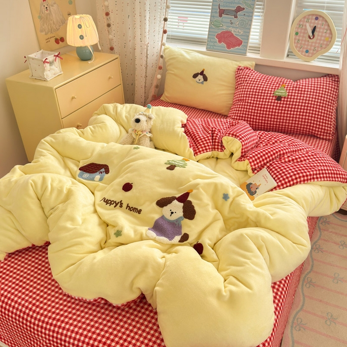 91家纺网 家纺一手货源 找家纺 贝扬思家纺 2025新款高克重牛奶绒可爱系卡通毛巾绣四件套系列-小红书推荐 甜豆小狗