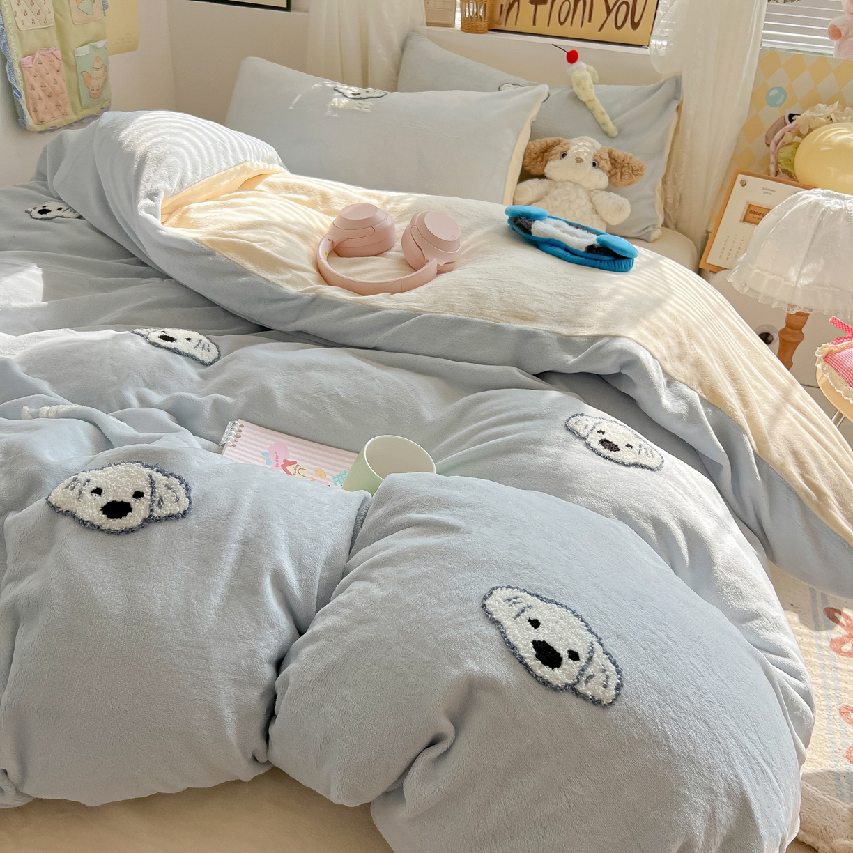 91家纺网 家纺一手货源 找家纺 韩都家居 2025新款牛奶绒毛巾绣四件套-系列一 欢乐狗