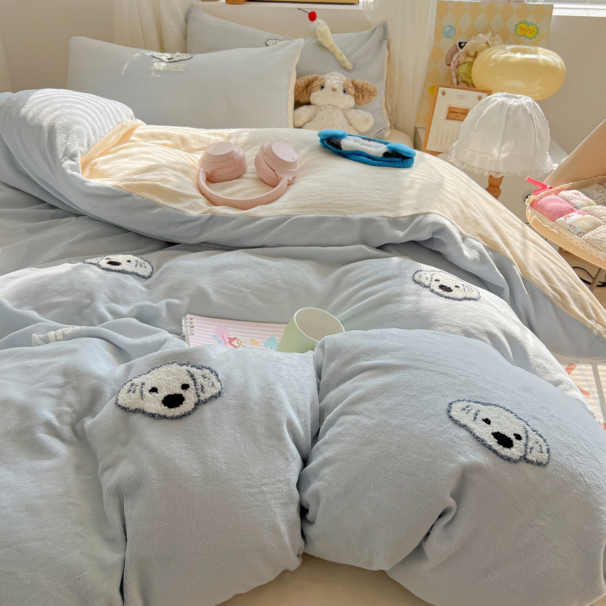 91家纺网 家纺一手货源 找家纺 韩都家居 2025新款牛奶绒毛巾绣四件套-系列一 欢乐狗