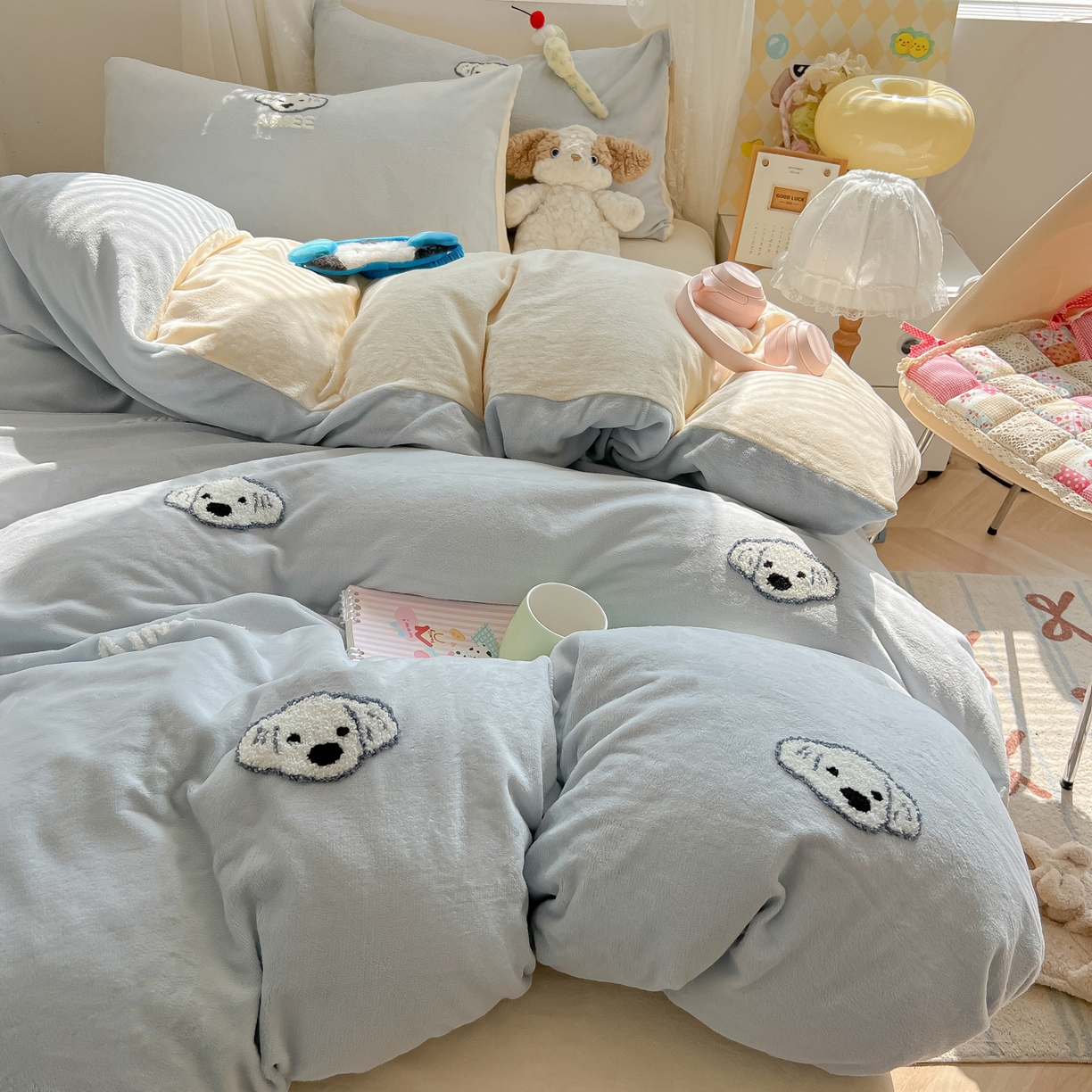 91家纺网 家纺一手货源 找家纺 韩都家居 2025新款牛奶绒毛巾绣四件套-系列一 欢乐狗