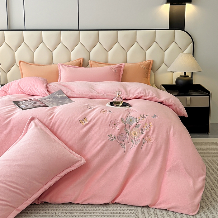 91家纺网 家纺一手货源 找家纺 （总）织雅漫 2025新款牛奶绒绣花四件套