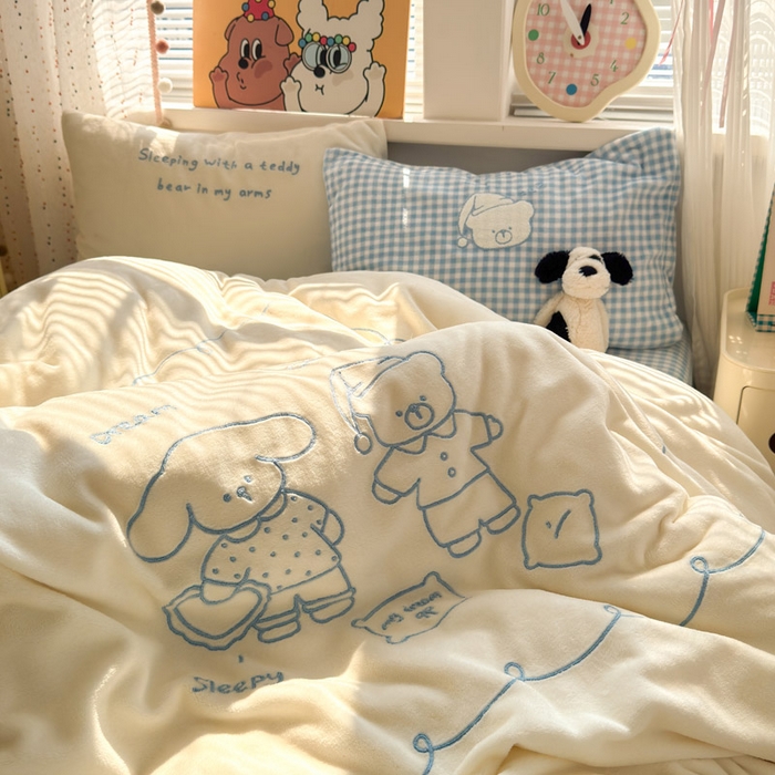 91家纺网 家纺一手货源 找家纺 贝扬思家纺 2025新款高克重牛奶绒可爱系卡通毛巾绣四件套系列-小红书推荐 奶冻小熊