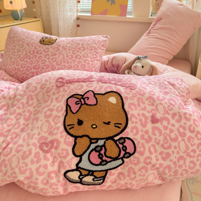 91家纺网 家纺一手货源 找家纺 贝扬思家纺 2025新款高克重牛奶绒可爱系卡通毛巾绣四件套系列-小红书推荐 粉豹黑皮