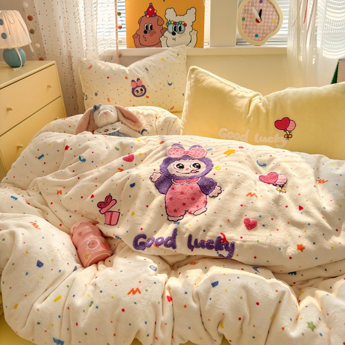 91家纺网 家纺一手货源 找家纺 贝扬思家纺 2025新款高克重牛奶绒可爱系卡通毛巾绣四件套系列-小红书推荐 拉布多多