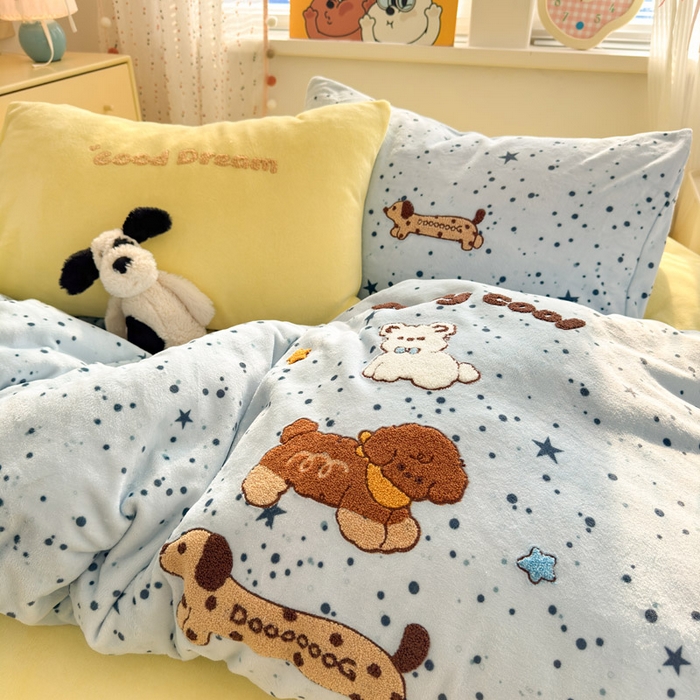 91家纺网 家纺一手货源 找家纺 贝扬思家纺 2025新款高克重牛奶绒可爱系卡通毛巾绣四件套系列-小红书推荐 腊肠小狗