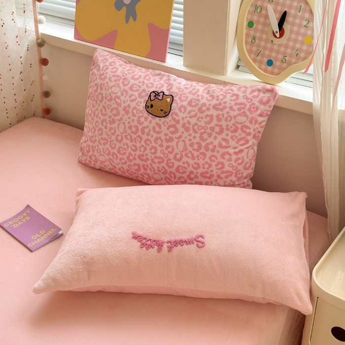 91家纺网 家纺一手货源 找家纺 贝扬思家纺 2025新款高克重牛奶绒可爱系卡通毛巾绣四件套系列-小红书推荐 粉豹黑皮