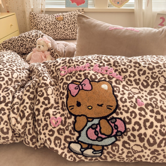 91家纺网 家纺一手货源 找家纺 贝扬思家纺 2025新款高克重牛奶绒可爱系卡通毛巾绣四件套系列-小红书推荐 咖豹黑皮