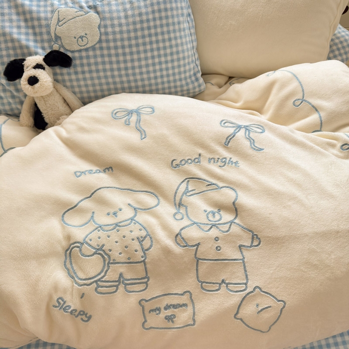 91家纺网 家纺一手货源 找家纺 贝扬思家纺 2025新款高克重牛奶绒可爱系卡通毛巾绣四件套系列-小红书推荐 奶冻小熊