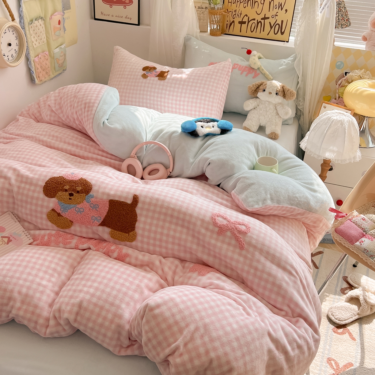 91家纺网 家纺一手货源 找家纺 韩都家居 2025新款牛奶绒毛巾绣四件套-系列一 腊肠狗