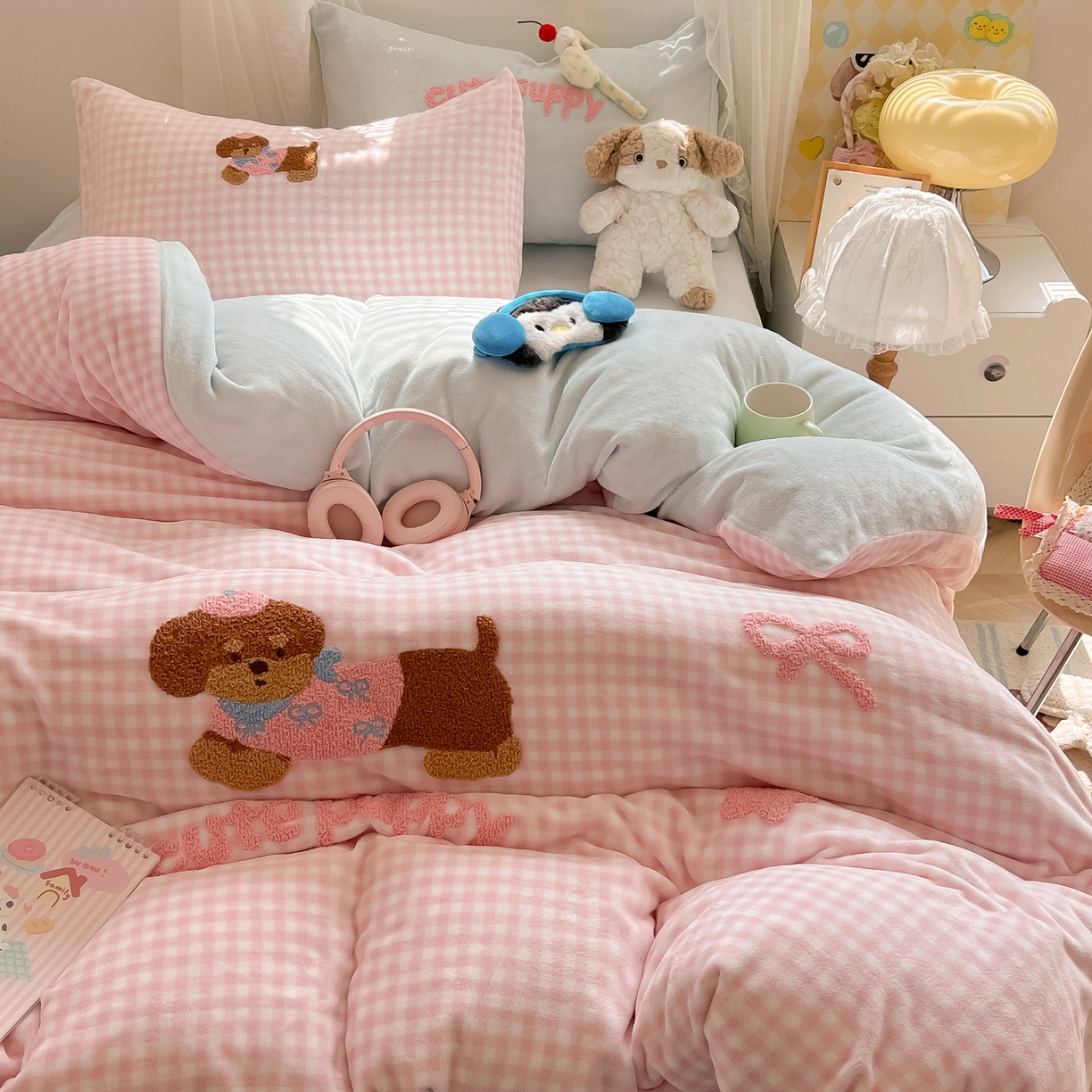 91家纺网 家纺一手货源 找家纺 韩都家居 2025新款牛奶绒毛巾绣四件套-系列一 腊肠狗