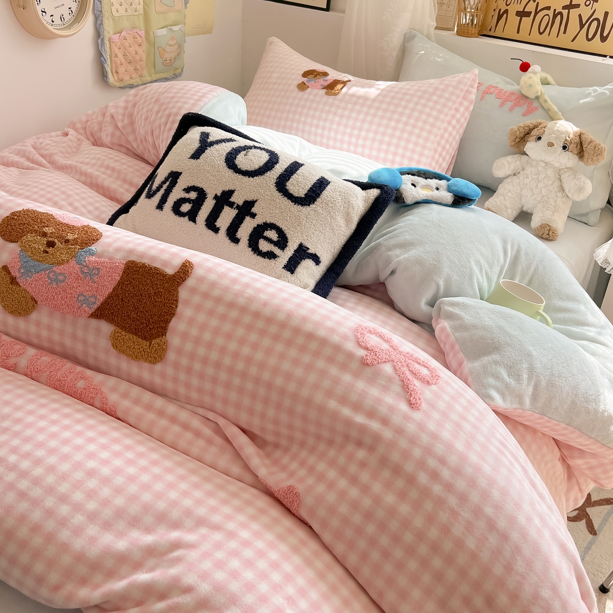 91家纺网 家纺一手货源 找家纺 韩都家居 2025新款牛奶绒毛巾绣四件套-系列一 腊肠狗