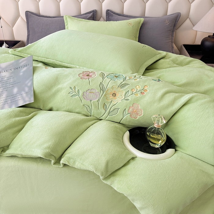 91家纺网 家纺一手货源 找家纺 织雅漫 2025新款牛奶绒绣花四件套 豆绿