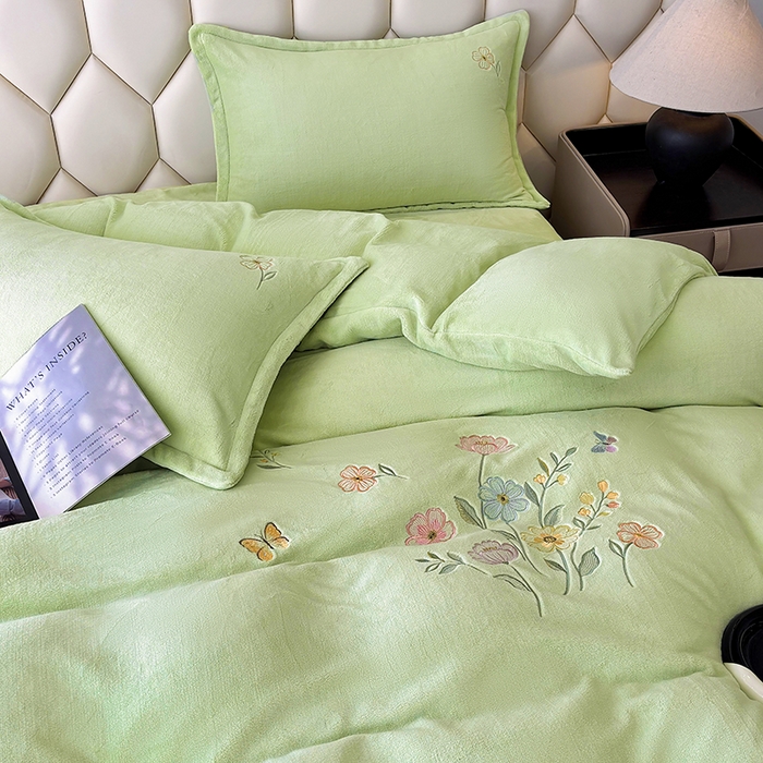 91家纺网 家纺一手货源 找家纺 织雅漫 2025新款牛奶绒绣花四件套 豆绿