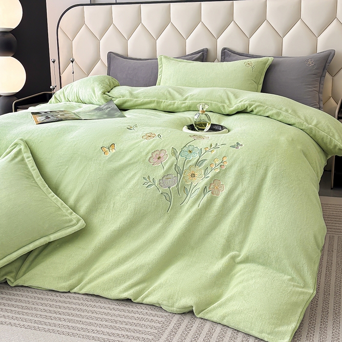 91家纺网 家纺一手货源 找家纺 织雅漫 2025新款牛奶绒绣花四件套 豆绿