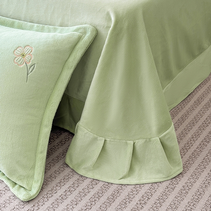 91家纺网 家纺一手货源 找家纺 织雅漫 2025新款牛奶绒绣花四件套 豆绿