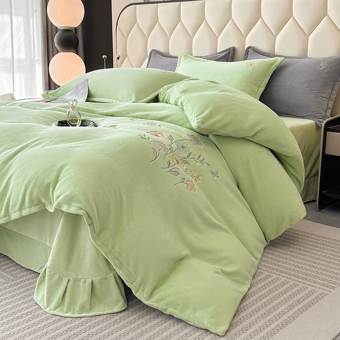 91家纺网 家纺一手货源 找家纺 织雅漫 2025新款牛奶绒绣花四件套 豆绿