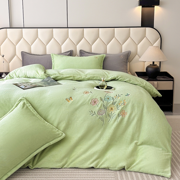 91家纺网 家纺一手货源 找家纺 织雅漫 2025新款牛奶绒绣花四件套 豆绿