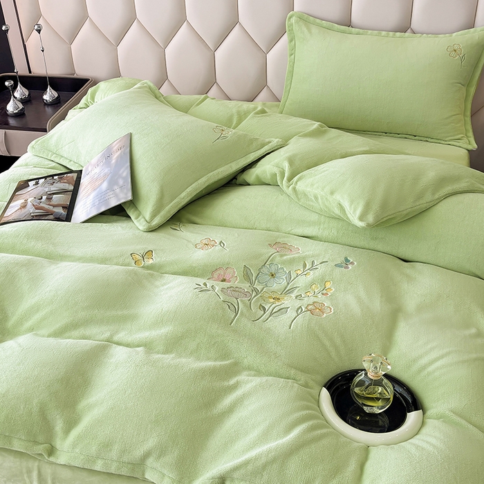 91家纺网 家纺一手货源 找家纺 织雅漫 2025新款牛奶绒绣花四件套 豆绿