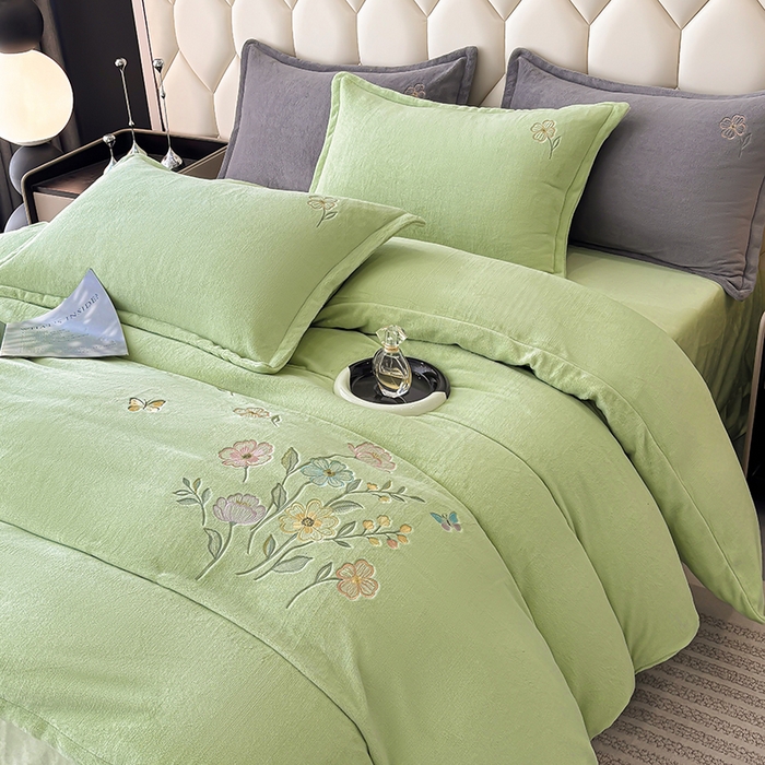 91家纺网 家纺一手货源 找家纺 织雅漫 2025新款牛奶绒绣花四件套 豆绿