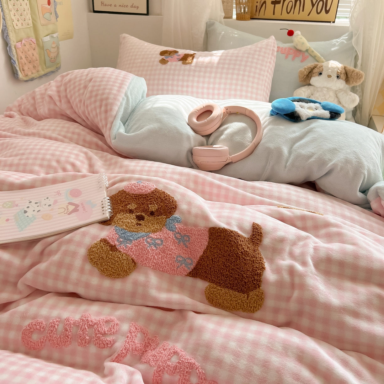 91家纺网 家纺一手货源 找家纺 韩都家居 2025新款牛奶绒毛巾绣四件套-系列一 腊肠狗