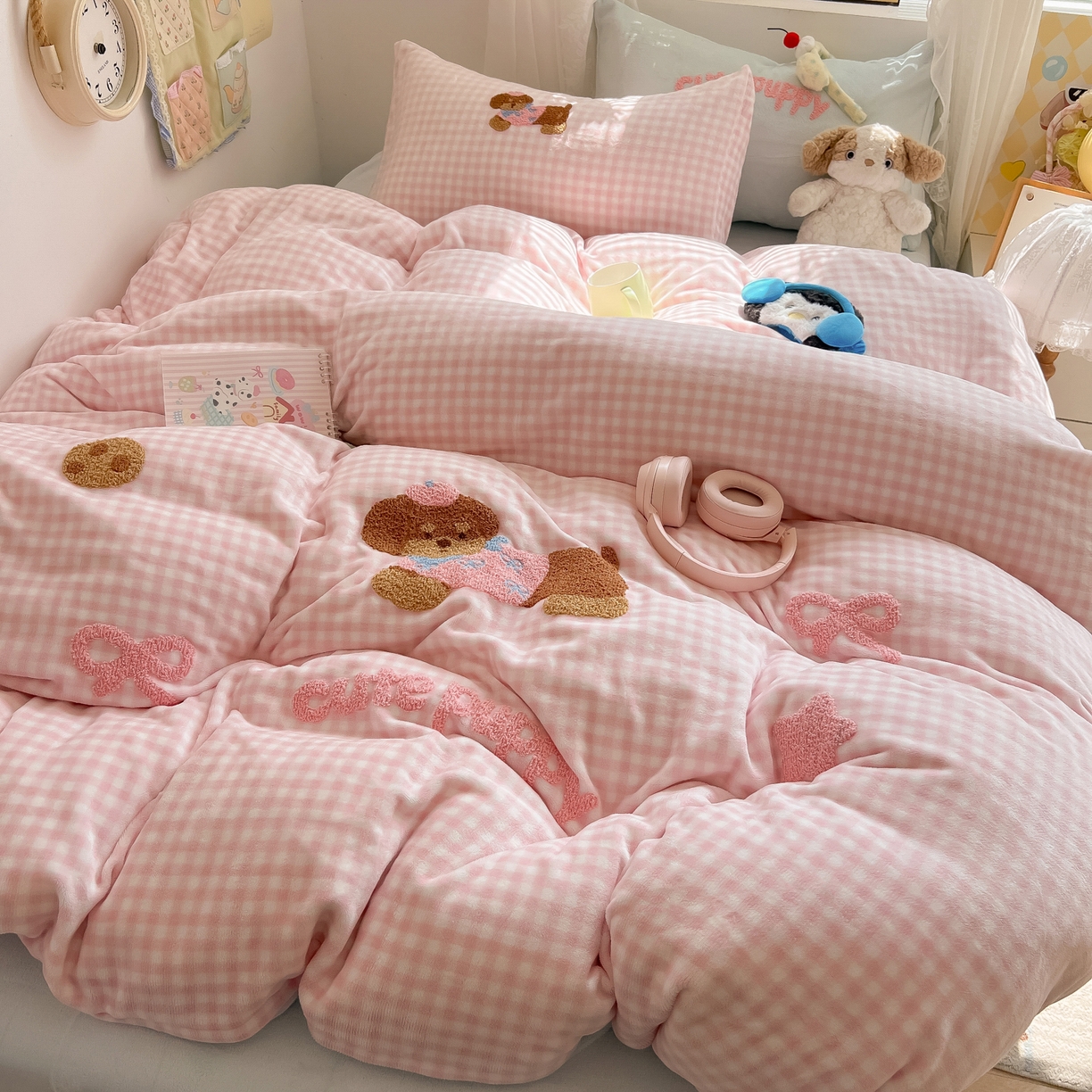 91家纺网 家纺一手货源 找家纺 韩都家居 2025新款牛奶绒毛巾绣四件套-系列一 腊肠狗