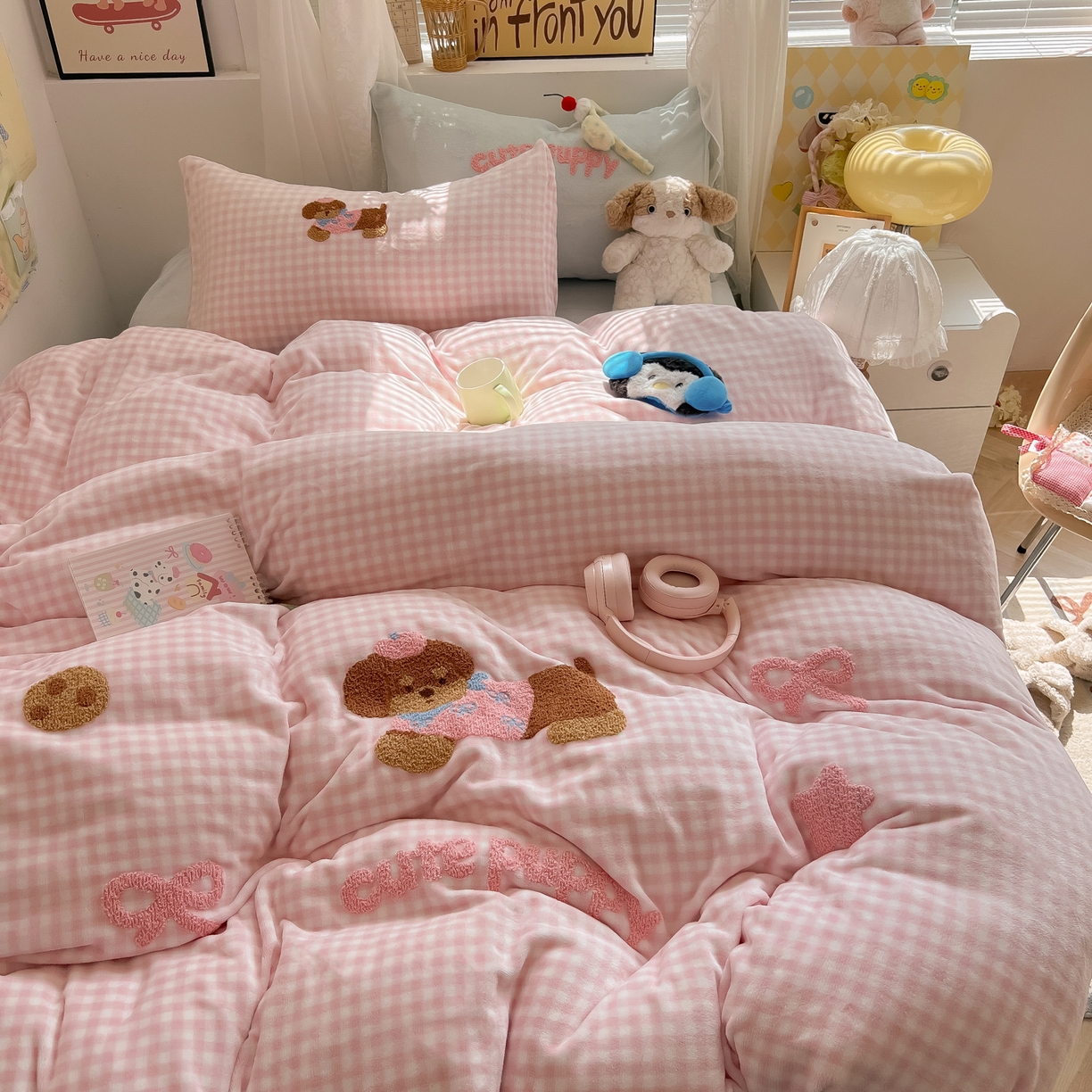 91家纺网 家纺一手货源 找家纺 韩都家居 2025新款牛奶绒毛巾绣四件套-系列一 腊肠狗