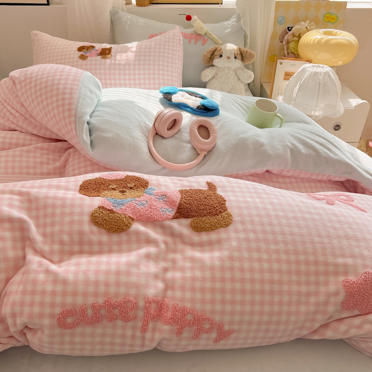 91家纺网 家纺一手货源 找家纺 韩都家居 2025新款牛奶绒毛巾绣四件套-系列一 腊肠狗