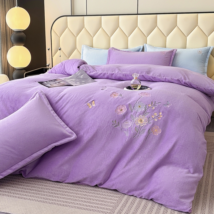 91家纺网 家纺一手货源 找家纺 织雅漫 2025新款牛奶绒绣花四件套 花紫