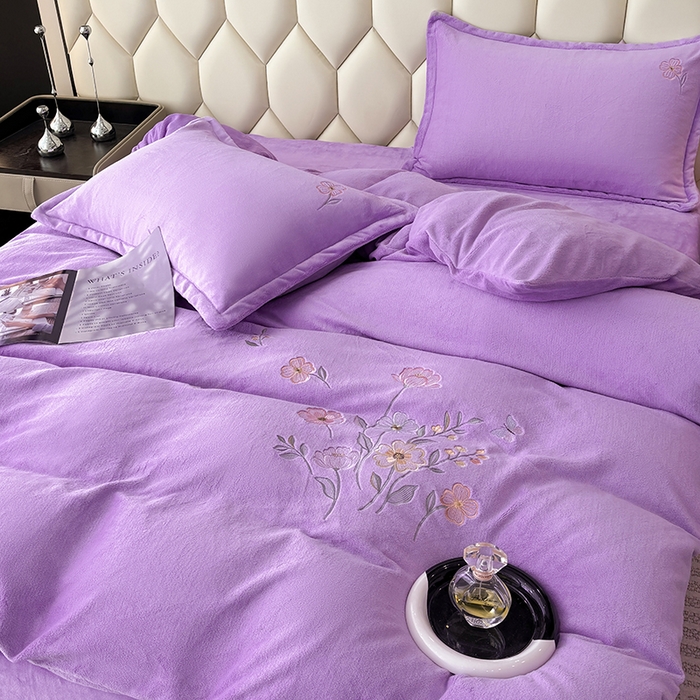 91家纺网 家纺一手货源 找家纺 织雅漫 2025新款牛奶绒绣花四件套 花紫