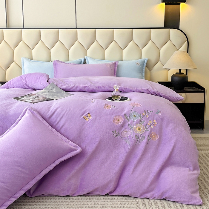 91家纺网 家纺一手货源 找家纺 织雅漫 2025新款牛奶绒绣花四件套 花紫