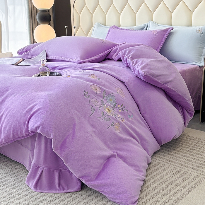 91家纺网 家纺一手货源 找家纺 织雅漫 2025新款牛奶绒绣花四件套 花紫