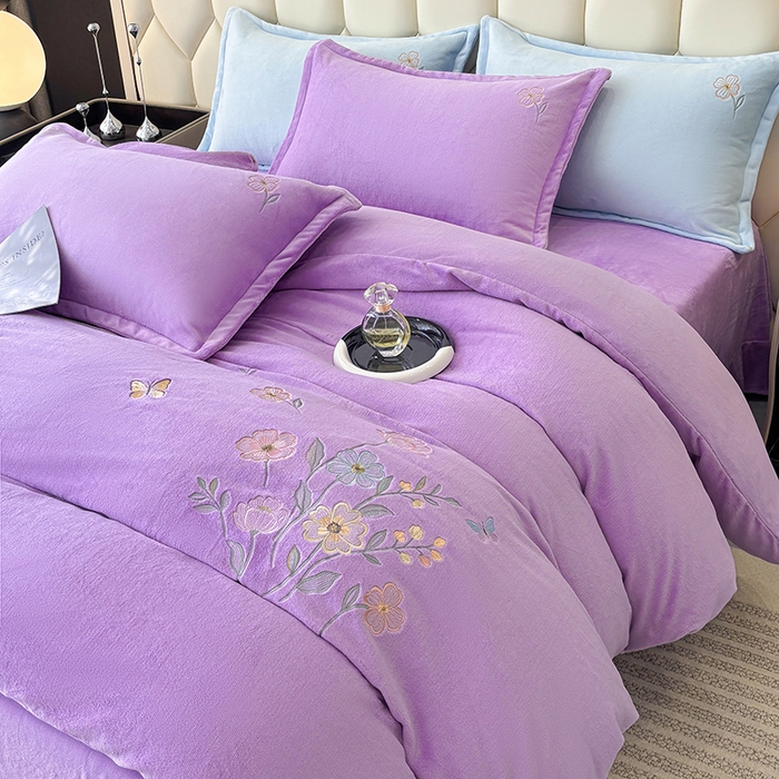 91家纺网 家纺一手货源 找家纺 织雅漫 2025新款牛奶绒绣花四件套 花紫