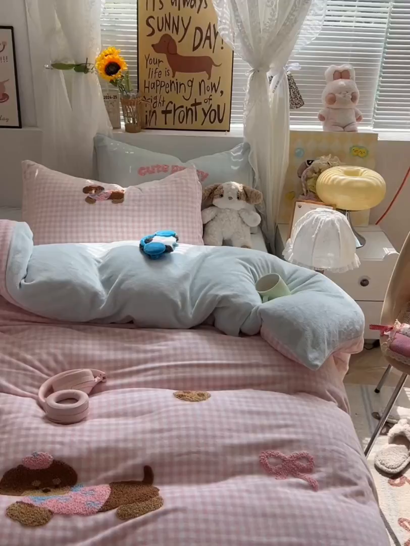 91家纺网 家纺一手货源 找家纺 韩都家居 2025新款牛奶绒毛巾绣四件套-系列一 腊肠狗