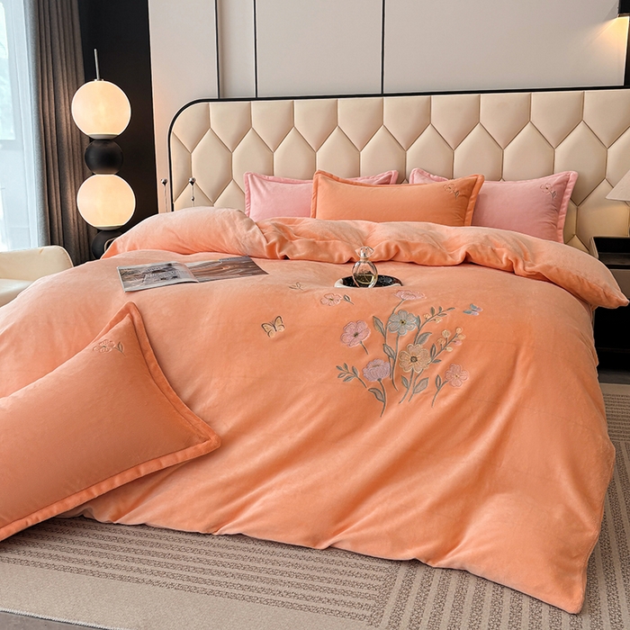 91家纺网 家纺一手货源 找家纺 织雅漫 2025新款牛奶绒绣花四件套 橘橙