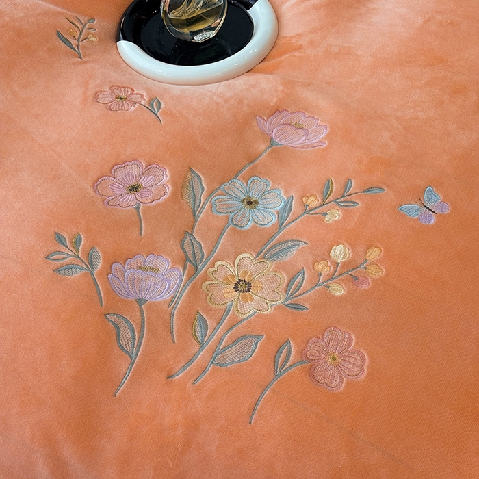 91家纺网 家纺一手货源 找家纺 织雅漫 2025新款牛奶绒绣花四件套 橘橙