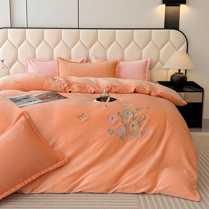 91家纺网 家纺一手货源 找家纺 织雅漫 2025新款牛奶绒绣花四件套 橘橙