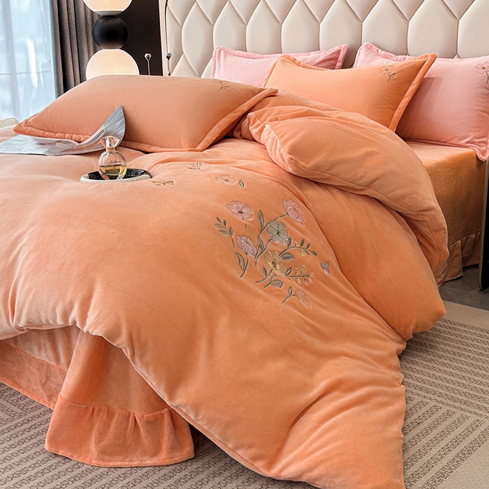 91家纺网 家纺一手货源 找家纺 织雅漫 2025新款牛奶绒绣花四件套 橘橙