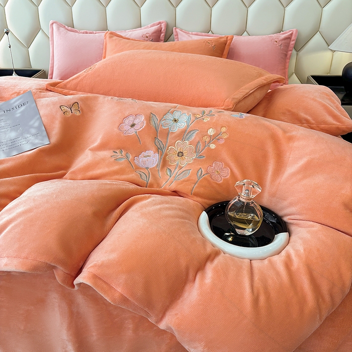 91家纺网 家纺一手货源 找家纺 织雅漫 2025新款牛奶绒绣花四件套 橘橙